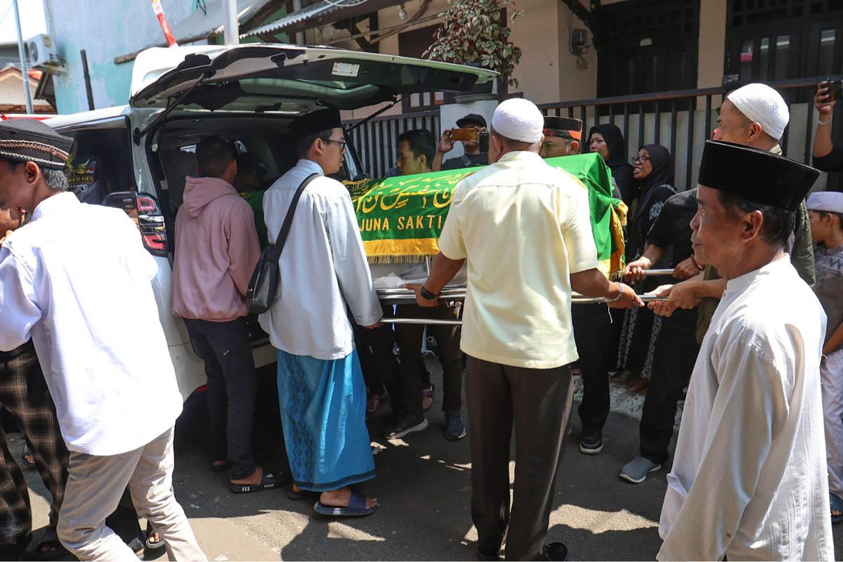 FOTO: Air Mata Iringi Kepergian Mpok Alpa, Komedian yang Tetap Ceria Meski Sakit