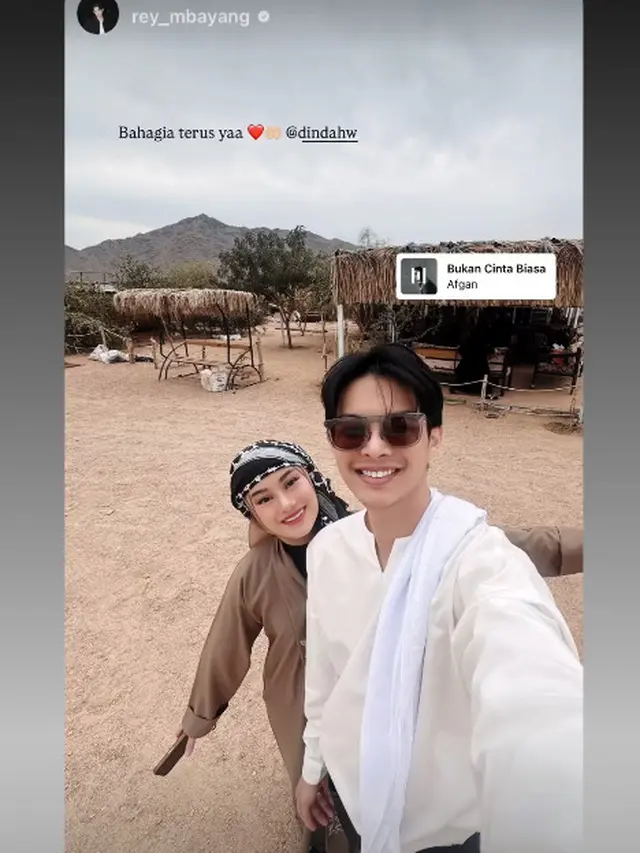 6 Potret Romantis Rey Mbayang dan Dinda Hauw Selama Umrah,