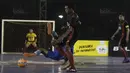 Para pemain bertanding pada grand final Super Soccer Futsal Battle 2017 di Bintaro Jaya ExChange, Tangerang, Sabtu (21/10/2017). Grand final ini diikuti sebanyak 12 klub dan 12 perguruan tinggi. (Bola.com/Vitalis Yogi Trisna)