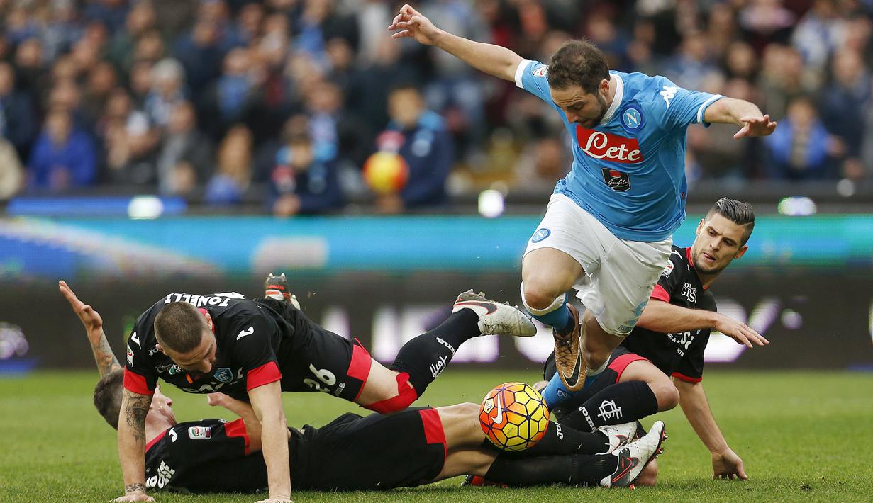 Pemain Napoli, Gonzalo Higuain, berusaha dihentikan pergerakannya oleh pemain Empoli pada lanjutan Serie A Italia di Stadion San Paolo, Minggu (31/1/2016) malam WIB. (Reuters/Ciro Da Luca)