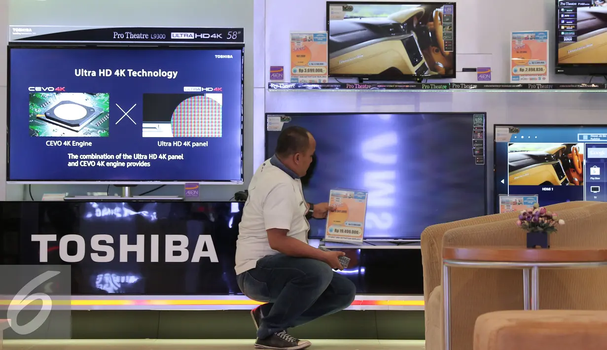 Pekerja menjaga stan Toshiba di Elektronic City, Jakarta, Rabu Kamis (4/2). Kabar penutupan dua pabrik PT Panasonic Lighting di Jawa Timur dan Jawa Barat, tidak akan memengaruhi bisnis penjualan Panasonic di Tanah Air. (Liputan6.com/Angga Yuniar)