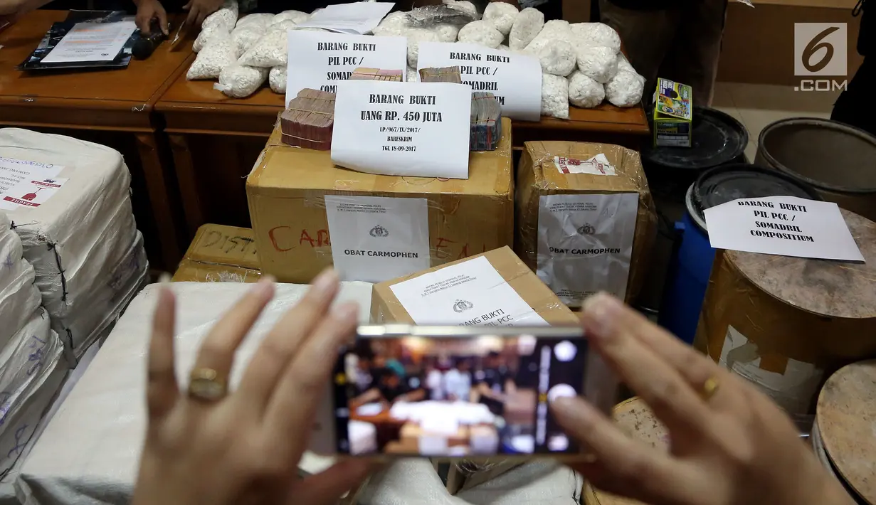 Sejumlah barang bukti kasus produksi ilegal obat Somadril (PCC) ditampilkan di Bareskrim Polri, Jakarta, Jumat (22/9). Petugas berhasil mengamankan pabrik dan barang bukti 4 ton PCC ilegal dari 4 tersangka. (Liputan6.com/JohanTallo)