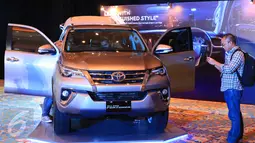  Pengunjung saat melihat mobil All New Fortuner di JCC, Jakarta, Jumat (22/1). Toyota Astra Motor (TAM) agen pemegang merek mobil Toyota di Indonesia resmi meluncurkan All New Fortuner. (Liputan6.com/Angga Yuniar)