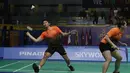 Ganda campuran, Praveen Jordan / Melati Daeva, beraksi saat melawan ganda Malaysia, Goh Soon Huat / Lai Shevon pada laga final SEA Games 2019 di Multinlupa Sports Complex, Senin (9/12). Praveen / Melati menang 21-19, 12-21 dan 23-21. (Bola.com/M Iqbal Ichsan)