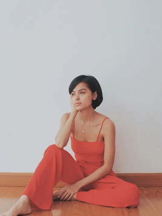 Meski sering melakukan pemotretan dan menghadiri acara formal, di beberapa momen Eva Celia pun sering berpenampilan kasual. Wanita 21 September ini mengenakan tanktop yang dipadukan dengan kulot senada. Busana simpelnya ini membuat Eva makin stylish.(Liputan6.com/IG/@evacelia)