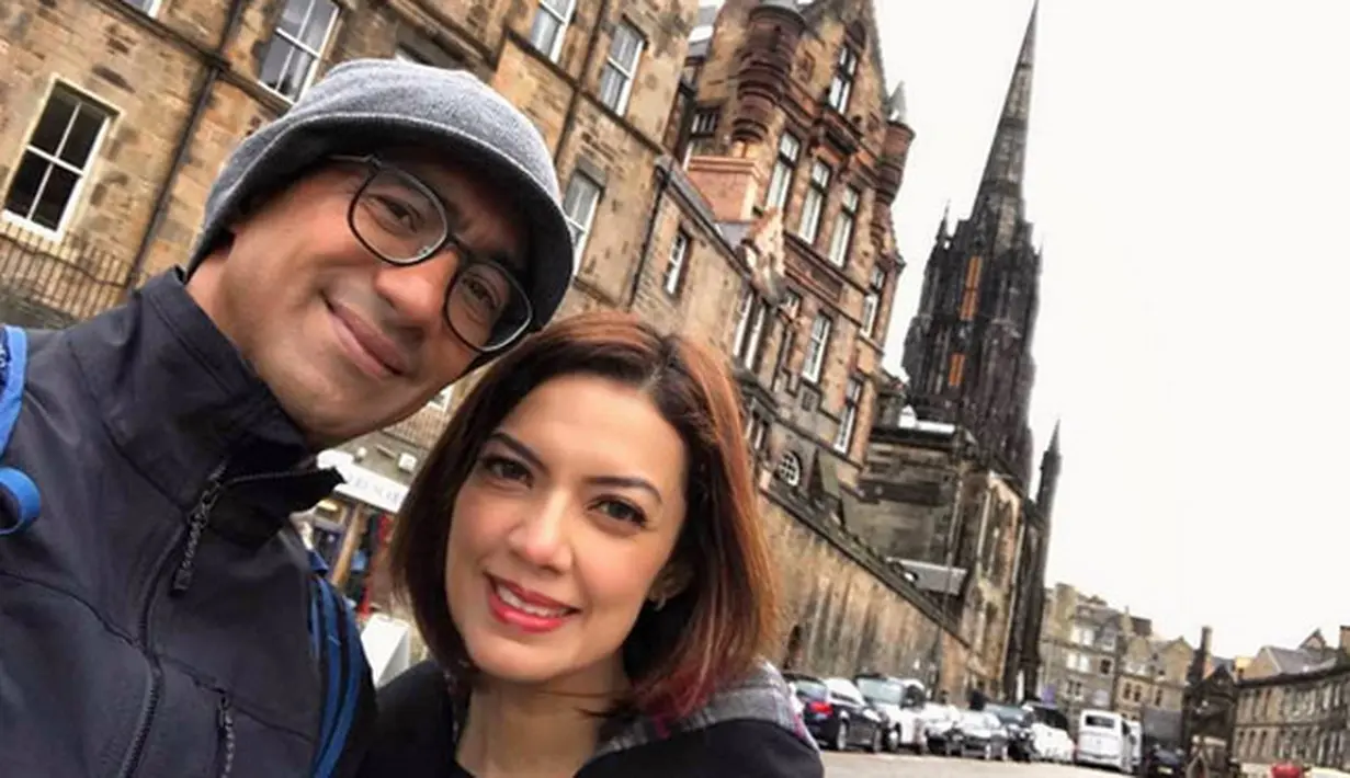 Sang suami kini menekuni bidangnya di dunia hukum dan berprofesi sebagai seorang pengacara terkenal. Ia juga merupakan anggota dari Perhimpunan Advokat Indonesia (PERADI). (Instagram/najwashihab)