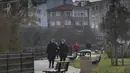 Orang-orang berjalan di Sile, sebuah kota nelayan kecil sekitar 70 kilometer dari Istanbul, Turki, pada 7 Desember 2020. Kekhawatiran akibat COVID-19 menyebabkan semakin banyak penduduk di kota terbesar Turki, Istanbul, pindah ke distrik tepi pantai terpencil kota tersebut. (Xinhua/Osman Orsal)
