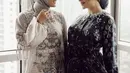 Gaya lainnya adalah tampilan abaya yang begitu memukau. Ia terlihat begitu manis dalam pesona yang begitu santun. [Foto: Instagram/ Nikita Willy]