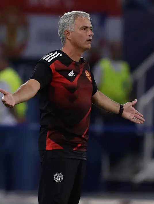 Pelatih Manchester United (MU), Jose Mourinho berekasi melihat permainan anak didiknya saat melawan Real Madrid pada Piala Super Eropa di Philip II Arena, Skopje, Macedonia, Selasa (8/8). MU takluk 1-2 dari Real Madrid. (AP Photo/Thanassis Stavrakis)