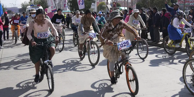Perempuan adat berkompetisi dalam balap sepeda di Bolivia