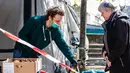 Seorang staf perusahaan katering (kiri) menyiapkan makanan gratis untuk warga lanjut usia di Berlin, Jerman (16/4/2020). Tingkat infeksi baru COVID-19 di Jerman terus berada di bawah masa puncak saat jumlah kasus terkonfirmasi bertambah 2.866 dalam satu hari menjadi 130.450. (Xinhua/Binh Truong)