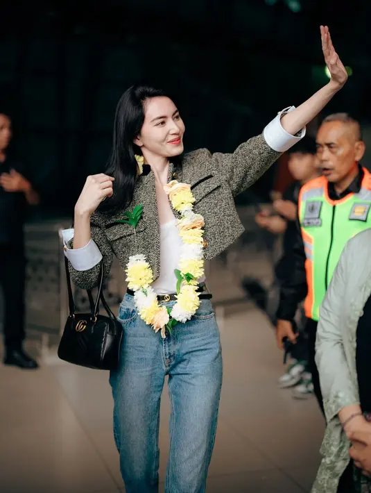 Davika memadukan tank top putih dengan tweed cropped top dan celana jeans, serta belt hitamnya yang kecil. [Foto: Instagram/davikah]