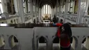 Narapidana membersihkan Gereja Katedral pada "Bakti Merah Putih Narapidana", Jakarta, Rabu (27/3). Membersihkan rumah ibadah menjadi salah satu rangkaian HUT Pemasyarakatan ke-55 yang dilakukan serentak se Indonesia. (merdeka.com/Imam Buhori)