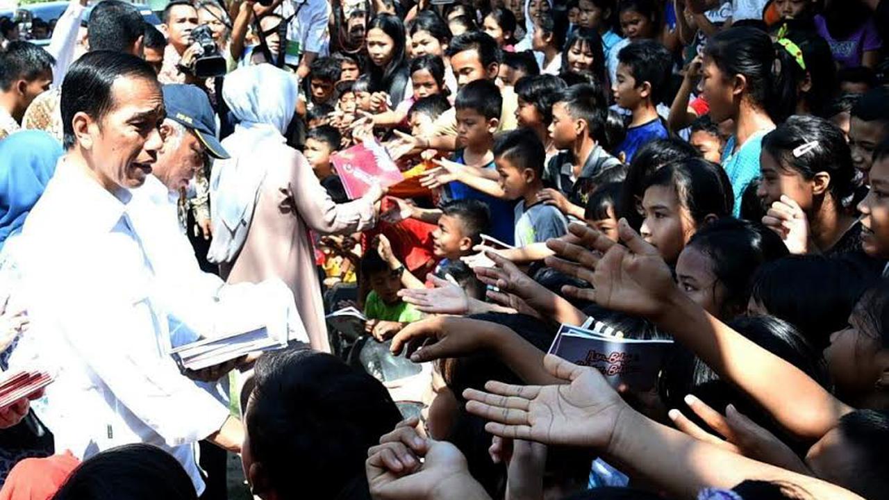 Jokowi Bagikan Sembako di Padang