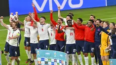 Para pemain Inggris melakukan selebrasi usai mengalahkan Denmark pada pertandingan semifinal Euro 2020 di Stadion Wembley, London, Kamis (8/7/2021). Inggris menang atas Denmark dengan skor 2-1. (Justin Tallis/Pool Photo via AP)
