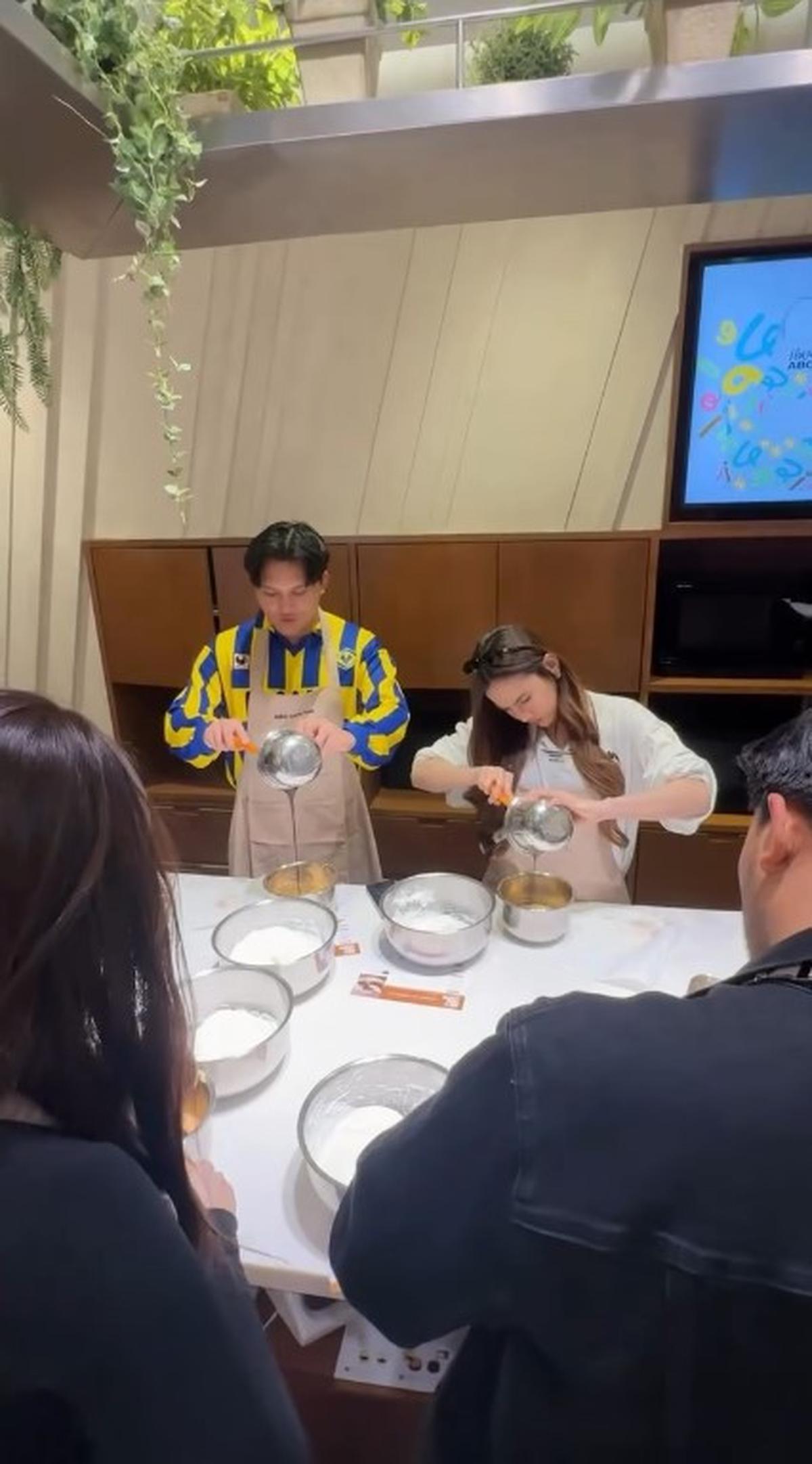 7 Potret Aaliyah Massaid dan Mahalini Ikut Kelas Memasak Bersama Pasangan, si Bumil-Bumil Cantik