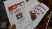 Petugas menunjukkan contoh surat suara untuk Pilkada serentak di KPU, Jakarta, Rabu (11/11). KPU akan mencetak surat suara Pilkada dari DPT di 295 Kabupaten/Kota sejumlah 96.165.966 pemilih ditambah 2% surat suara cadangan. (Liputan6.com/Faizal Fanani)