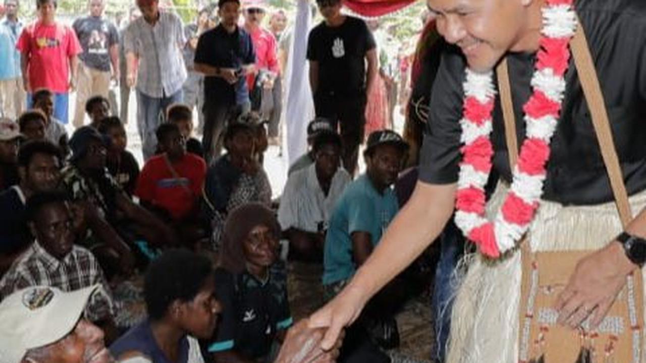 Ratusan warga sudah berkumpul di pintu kedatangan sejak pagi hari. Mereka antusias menjemput dan menyambut Ganjar dengan gegap gempita.&nbsp;<br>