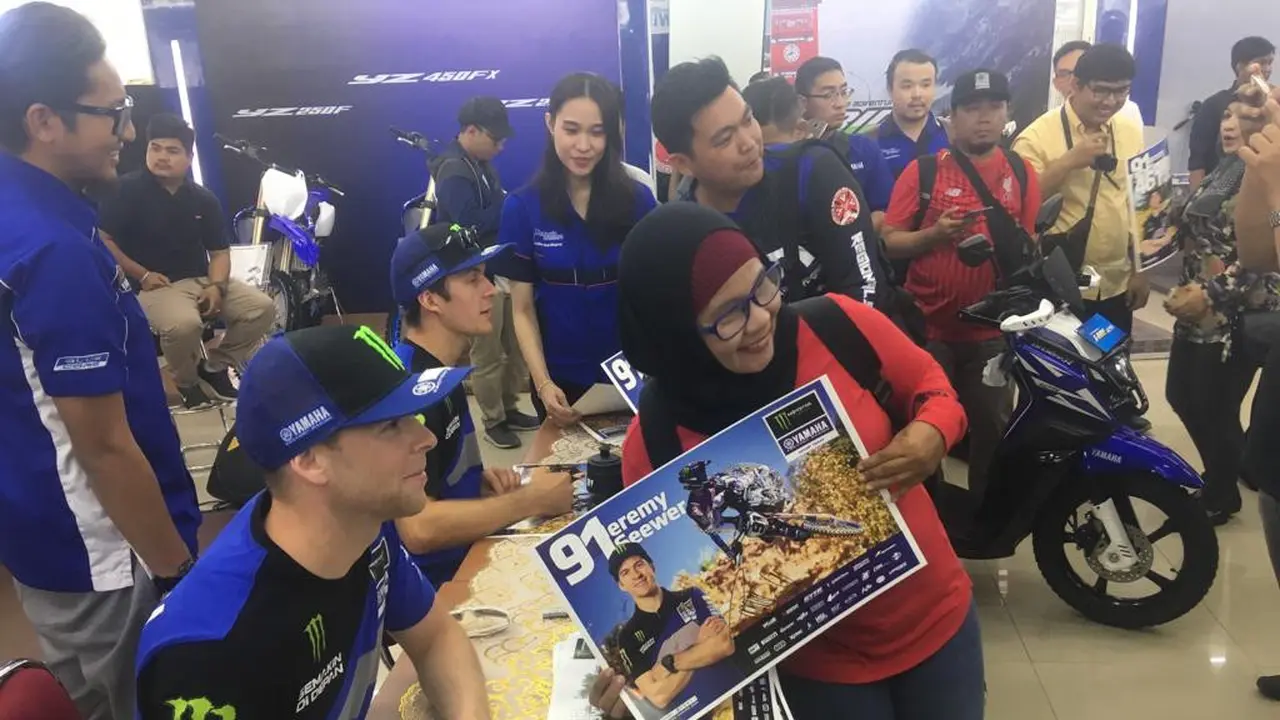 Crosser Yamaha di MXGP 2019 Romain Febvre dan Jeremy Seewer menyapa penggemar di Sentral Yamaha Palembang, Jumat (5/7/2019). (Liputan6.com/Harley Ikhsan)