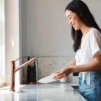  Ilustrasi ibu rumah tangga mencuci piring. (Vadymvdrobot/depositphotos.com)