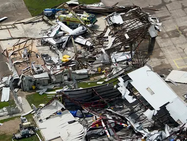 Hanggar pesawat hancur setelah badai Laura menerjang daerah dekat kota pesisir Lake Charles, Louisiana, Amerika Serikat, Kamis (27/8/2020). Laura merupakan badai tingkat empat yang masuk kategori monster. (AP Photo/David J. Phillip)