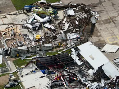 Hanggar pesawat hancur setelah badai Laura menerjang daerah dekat kota pesisir Lake Charles, Louisiana, Amerika Serikat, Kamis (27/8/2020). Laura merupakan badai tingkat empat yang masuk kategori monster. (AP Photo/David J. Phillip)