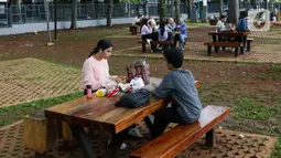 Pengunjung menikmati suasana Taman Tebet Eco Park, Jakarta, Rabu (1/2/2023). Pemeliharaan RTH terus dilakukan dan sebanyak 256 lokasi RTH kini telah tertata dengan baik. (Liputan6.com/Herman Zakharia)