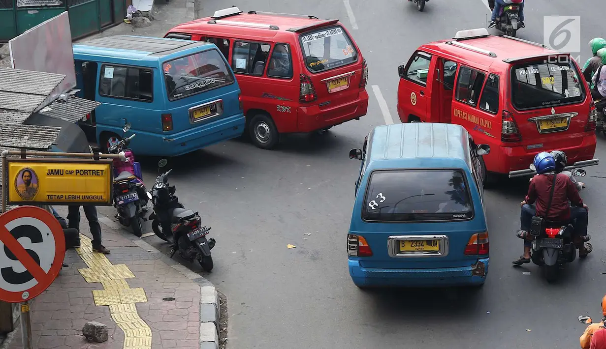 Pemandangan kendaraan terjebak macet saat melintas di kawasan Lenteng Agung, Jakarta Selatan, Minggu (23/9). Kurang tegasnya petugas menertibkan angkot yang mengetem sembarangan memperparah kemacetan di kawasan tersebut. (Liputan6.com/Immanuel Antonius)