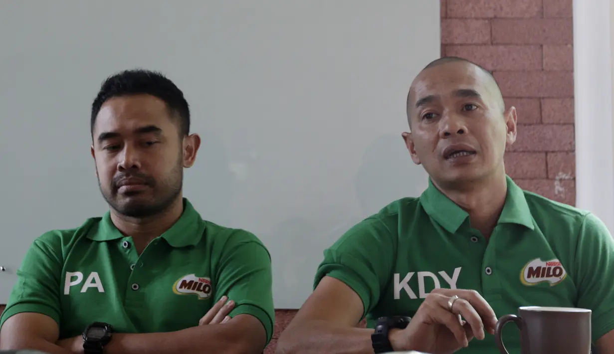 Mantan pemain Timnas Indonesia, Kurniawan Dwi Yulianto dan Ponaryo Astaman saat mengunjungi kantor Bola.com di Jakarta, Kamis (28/2). Kunjungan tersebut dalam rangka sosialisasi acara MILO Football Championship 2019. (Bola.com/M Iqbal Ichsan)