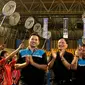 Tan Joe Hok (tengah) mendapat sambutan spesial saat acara Single Badminton Open Championship 2015, Tenis Indoor Senayan, Jakarta, Jumat (10/9/2015). Saat acara tersebut Tan Joe Hok dianugerahi Lifetime Achievement. (Liputan6.com/Yoppy Renato)