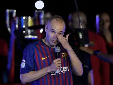 Andres Iniesta adalah legenda hidup Barcelona. Ia menghabiskan seluruh karirnya di Camp Nou sebelum pindah ke klub Jepang, Vissel Kobe. Pemain yang tercatat sumbangkan lebih dari 30 trofi ini, secara menyedihkan harus pergi dari Catalan dengan status bebas transfer. (Foto: AFP/Lluis Gene)