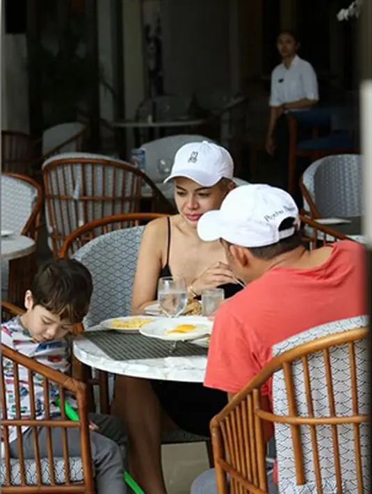 "Gue maunya nanti kalau jadi (menikah) di Mekah. Habis itu sama suami umrah bareng. Terus kami pesan kamar, kamarnya menghadap Kakbah," ujar Nikita Mirzani ditemui di kawasan Tendean, Senin (19/2) dilansir dari Liputan6.(Instagram/nikitamirzanimawardi_17)