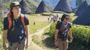 Mendaki gunung juga salah satu hobi kakak si kembar Marcel dan Michel Chandrawinata ini. Lihat, gayanya tomboy banget. Celana banyak kantong, kaos oblong, ransel dan topinya membuat Nadine terlihat sporty banget. (Instagram/nadinelist)