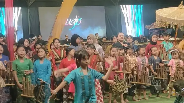 Serunya Bermain Angklung dan Menari Bersama Anak-Anak Saung Angklung Udjo Bandung