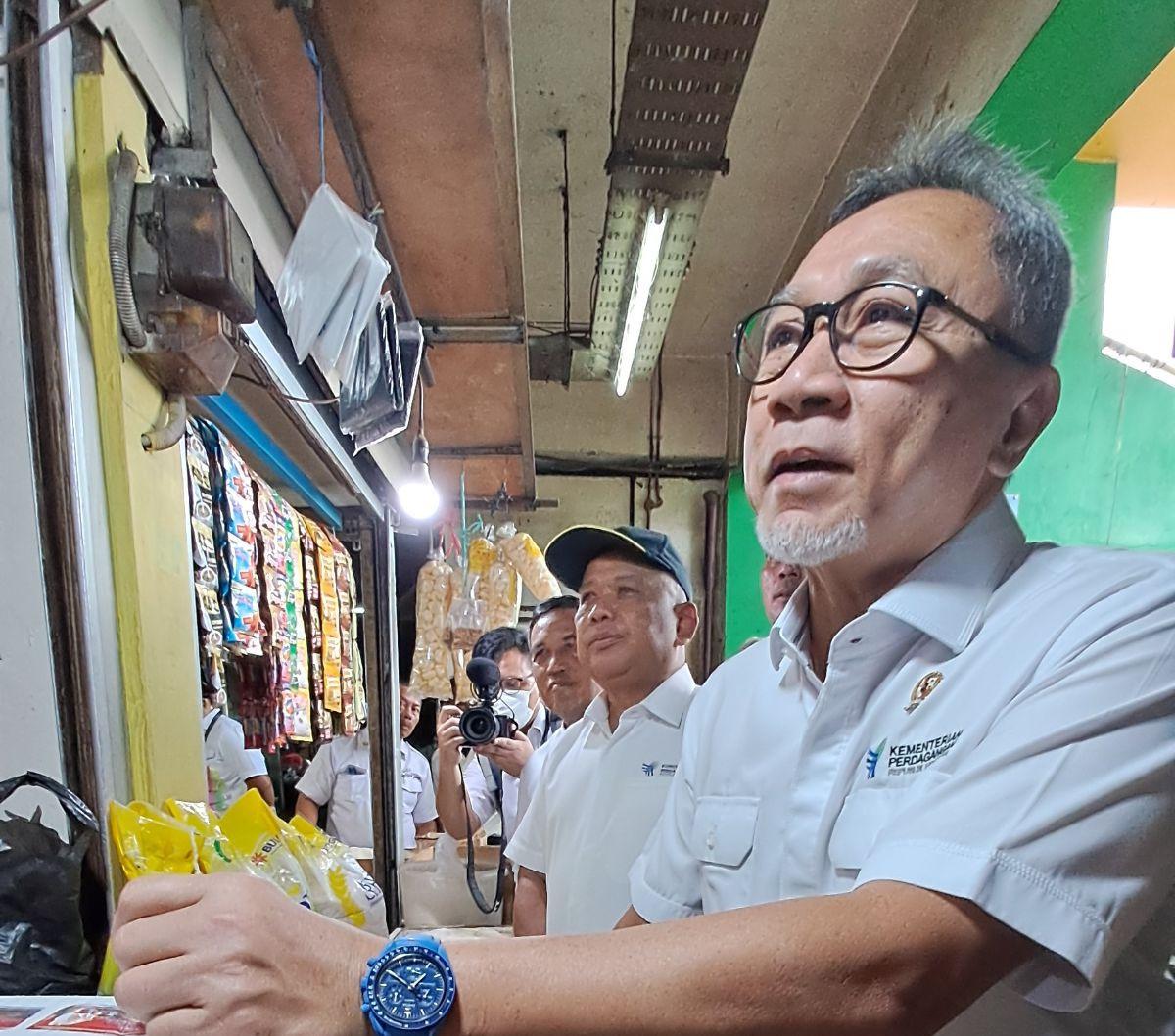 "Enggak ada (mafia beras). Ya memang barangnya (beras) enggak ada, gimana? Barangnya belum panen," ujar Zulhas kepada media, di Pasar Klender, Jakarta, Senin (26/2).