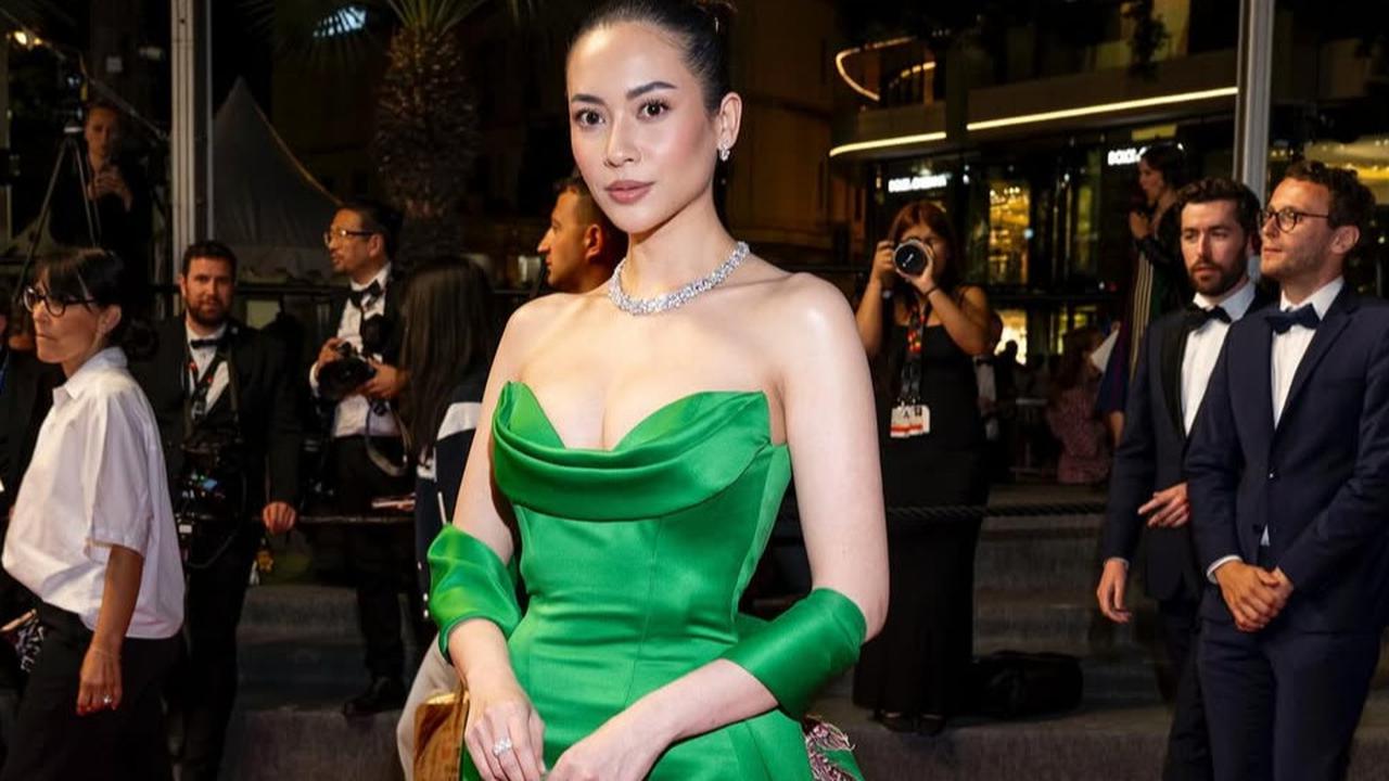 7 Referensi Fashion Warna Hijau Ala Elvira Devinamira, Pilihan di Cannes 2025 Sukses Curi Perhatian
