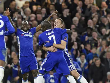 Para pemain Chelsea merayakan gol yang dicetak N'Golo Kante ke gawang Manchester United pada laga perempat final Piala FA di Stadion Stamford Bridge, Inggris, Senin (13/3/2017). Chelsea menang 1-0 atas Manchester United. (EPA/Gerry Penny)