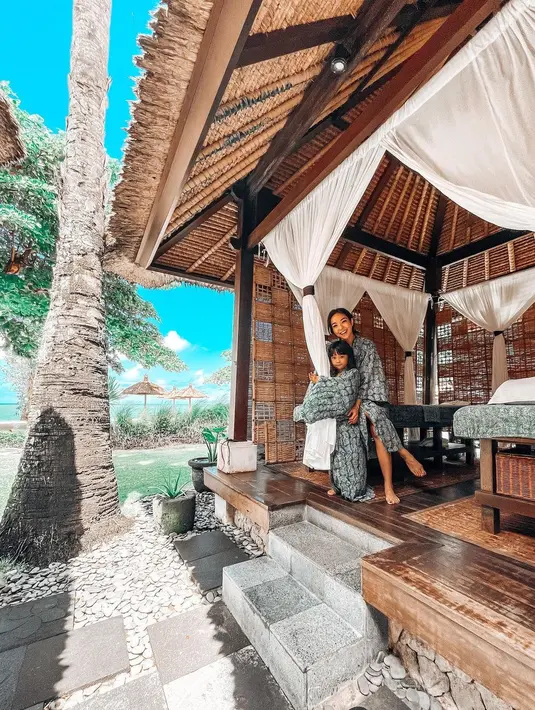 Bahkan kimono milik spa bisa dijadikan outfit liburan untuk hasil foto konten yang menarik (Foto: Instagram @gisel_la)