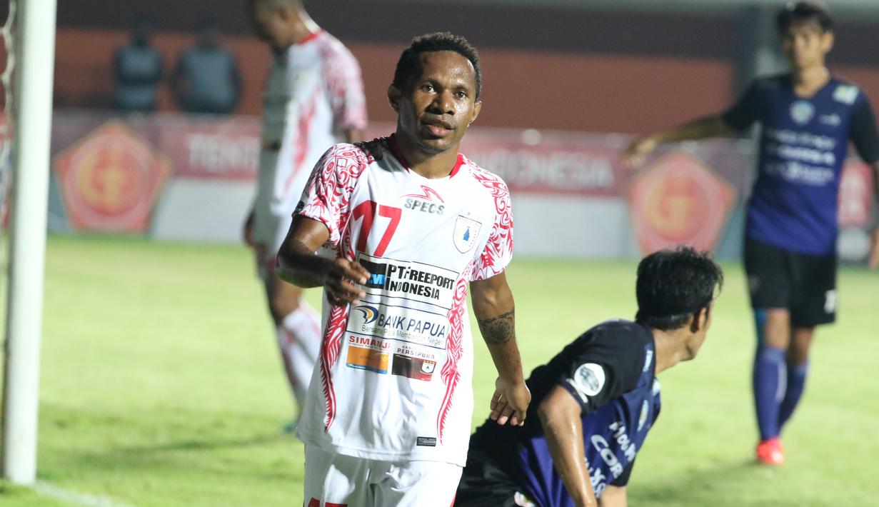 Pemain Persipura Jayapura, Ferinando Pahabol yang murah senyum pada laga grup E Piala Jenderal Sudirman di Stadion Maguwoharjo, Sleman, Minggu (13/12/2015) (Bola.com/Nicklas Hanoatubun) 