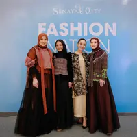 Cut Meyriska dan Melody Laksani Tampil Modern Dibalut Tenun Baduy. Dok. Yanti Adeni