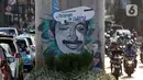 Pengendara melintas di sisi mural bergambar aktivis HAM, Munir di Jalan Ciledug Raya, Jakarta, Senin (7/9/2020). Munir Said Thalib seorang aktivis HAM Indonesia meninggal dunia setelah diracun dalam penerbangan menuju Amsterdam, Belanda pada 7 September 2004. (Liputan6.com/Helmi Fithriansyah)