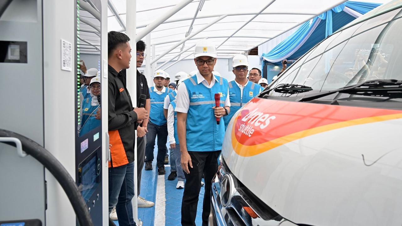 Direktur Utama PT PLN Darmawan Prasodjo Tinjau SPKLU Bandung