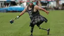 Matthew Hall melakukan pemanasan sebelum melempar beban dalam Grandfather Mountain Highland Games ke-64 di MacRae Meadows, Linville, North Carolina, AS, Jumat (12/7/2019). Kejuaraan ini digelar untuk merayakan sejarah dan budaya Skotlandia. (AP Photo/Chuck Burton)