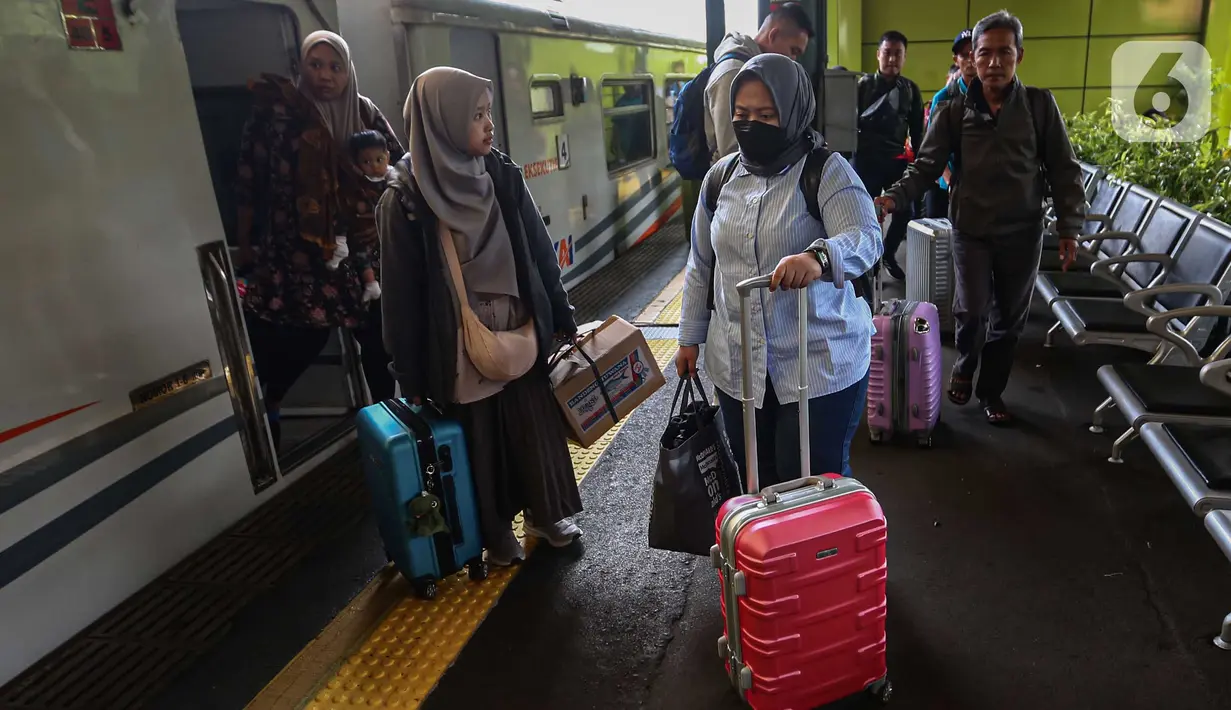 Sejumlah penumpang Kereta Api Jarak Jauh Argo Merbabu berjalan keluar setibanya di Stasiun Gambir, Jakarta, Selasa (16/4/2024). (Liputan6.com/Angga Yuniar)