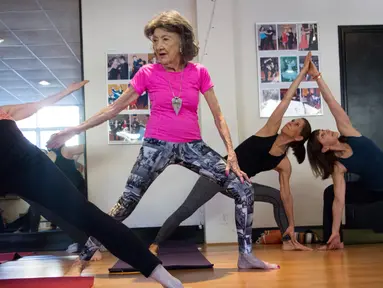 Instruktur yoga Tao Porchon-Lynch saat memberi pelatihan di Hartsdale, New York, AS, (16/1). Porchon-Lynch yang kini menginjak usia 98 tahun telah ditetapkan sebagai instruktur yoga tertua di dunia. (AFP Photo/Don Emmert) 