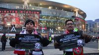 Lazada mengirimkan dua orang yang beruntung ke London untuk menyaksikan langsung laga antara Arsenal versus Manchester United di Stadion Emirates, 2 Desember 2017. (Lazada Indonesia)