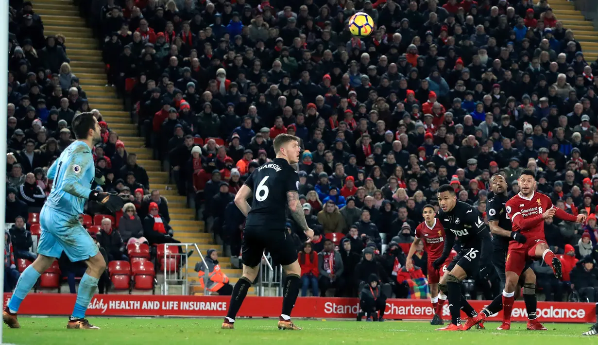 Pemain Liverpool, Trent Alexander-Arnold mencetak gol ketiga untuk timnya saat menjamu Swansea City pada laga pekan ke-20 Premier League di Stadion Anfield, Rabu (27/12). Liverpool mencukur Swansea City lima gol tanpa balas. (Peter Byrne/PA via AP)