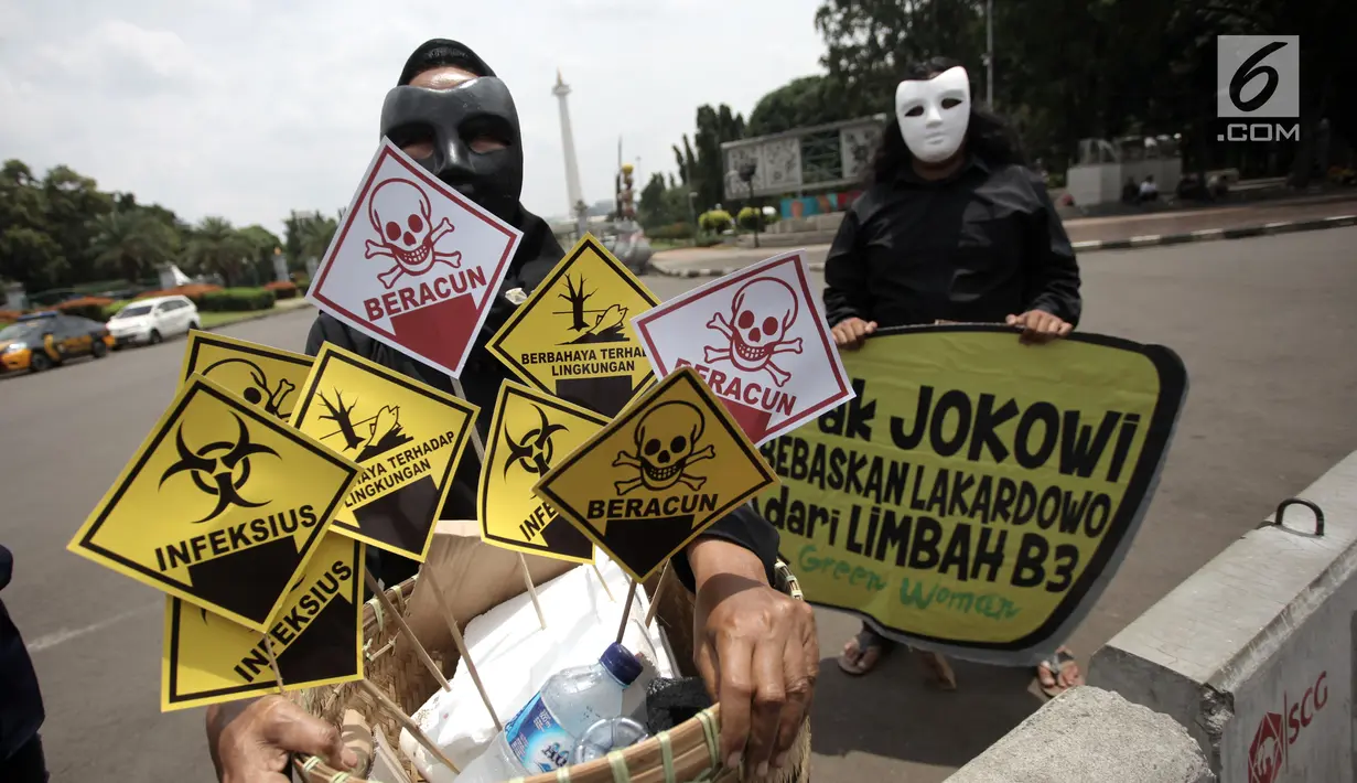 Aktivis Gerakan Perempuan Lakardowo Mandiri (Green Woman) menunjukkan aspirasi mereka dalam sejumlah poster saat menggelar aksi di depan Istana Negara, Jakarta, Kamis (1/2). (Liputan6.com/Arya Manggala)