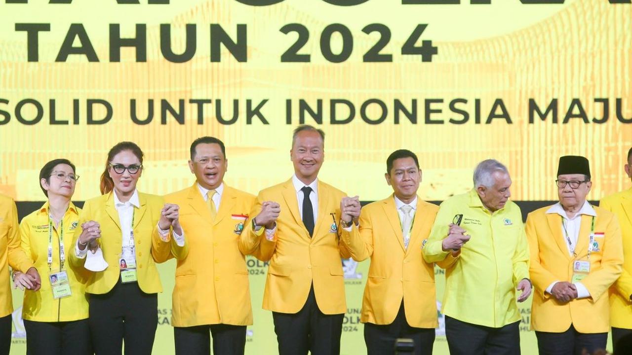 Plt Ketua Umum Partai Golkar Agus Gumiwang Kartasasmita (tengah) bergandengan dengan jajaran pengurus Partai Golkar saat pembukaan Rapimnas dan Munas XI Partai Golkar di Jakarta Convention Center, Jakarta, Selasa (20/8/2024). Rapimnas dan Munas Partai Gol