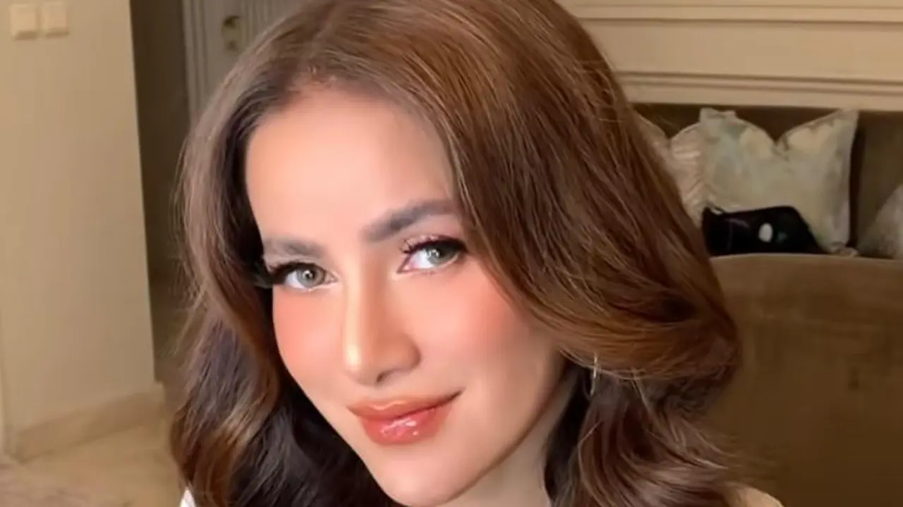 Potret Makeup Look ala Olla Ramlan dengan Overdrawn Lips Plump yang Mewah dan Flawless